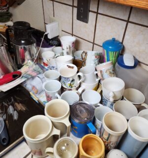 g45- mugs and misc kitchen items - Image 3