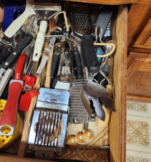 g58- drawer of kitchen utensils - Image 3