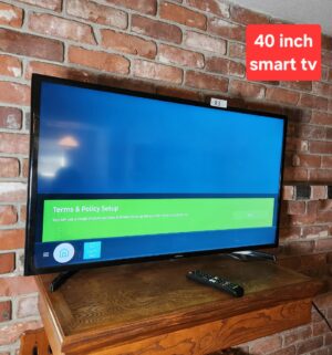 g83- Samsung 40 inch Smart tv w/ remote