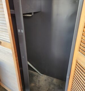 g95- vintage metal locker armoire - Image 3