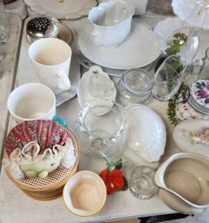 g100- various glass dishes, misc items on table - Image 3