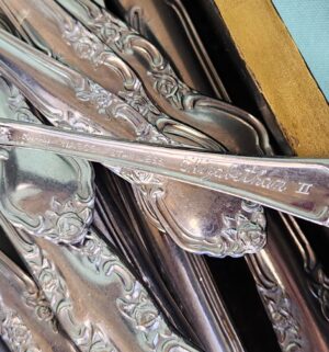 g126- mis-match silverplate, steel flatware - Image 3