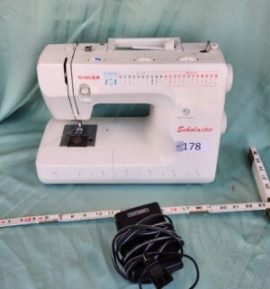 g178- singer scholastic E99670 Model Sewing Machine