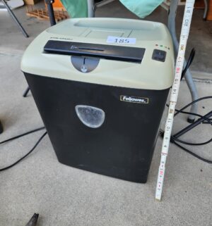 g185- older fellowes shredder