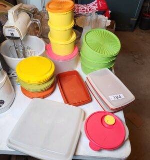 g194- vintage tupperware collection