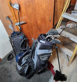 g199- golf bags w/ clubs