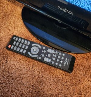 g201- Insignia 24 inch tv monitor w/ remote - Image 3