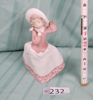 g232- Daisa (Lladro) Figurine