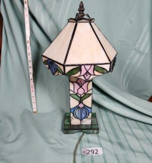 g292- small Tiffany-style stained glass table lamp