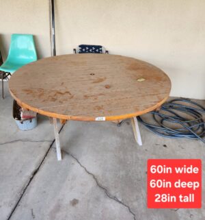 g328- large outdoor patio table. Very good condition