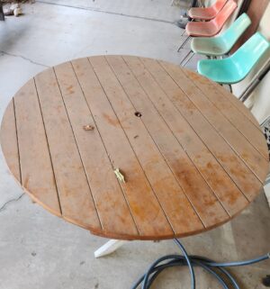 g328- large outdoor patio table. Very good condition - Image 3