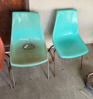 g332- mid-century modern stacking shell chairs - Image 3