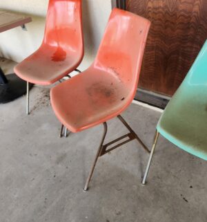 g332- mid-century modern stacking shell chairs - Image 4