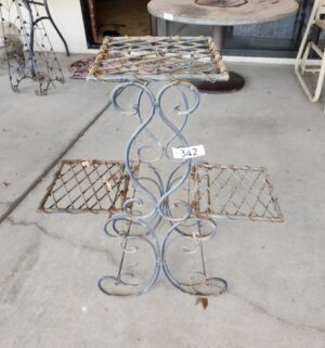 g342- vintage metal wire outdoor plant stand