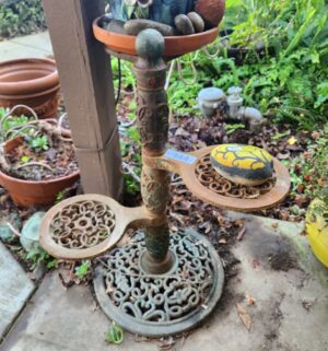 g344- ornate cast iron plate stand