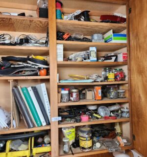 g381- contents of the top cabinets