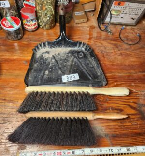 g383- brushes, dust pan