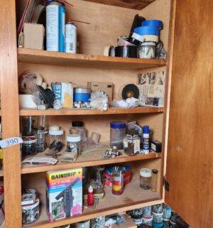 g390- contents of the top cabinets - Image 3
