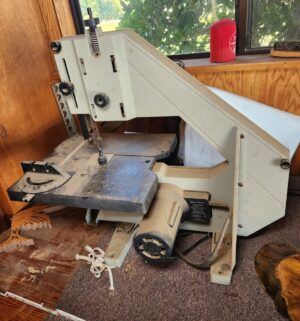 g395- black and decker band saw. Tested/works - Image 3