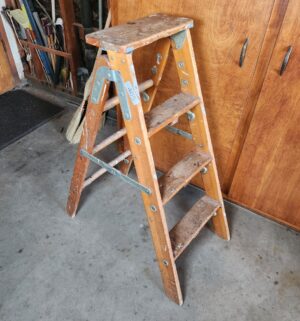 g405- wooden ladder