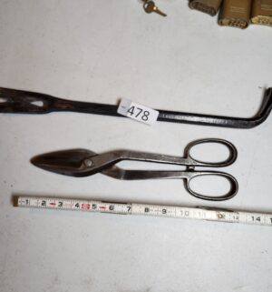 g478- large tin snips, pry bar