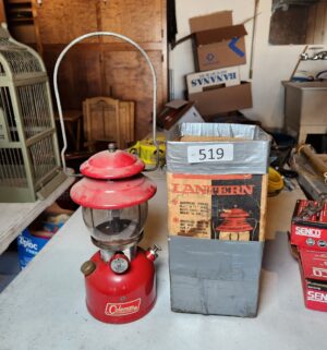 g519- red Coleman 200A single-mantle lantern w/ box