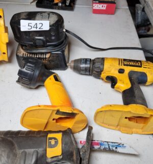 g542- dewalt power tool set. Bad battery. - Image 3