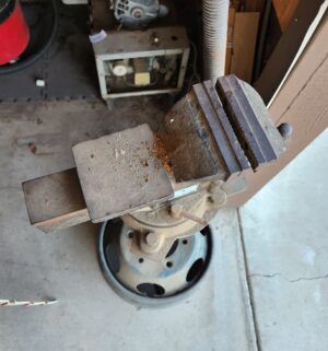g547- large workshop vise - Image 3