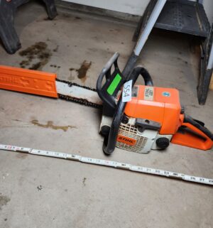 g554- Stihl 021 chainsaw. Has compression