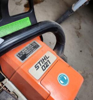 g554- Stihl 021 chainsaw. Has compression - Image 3