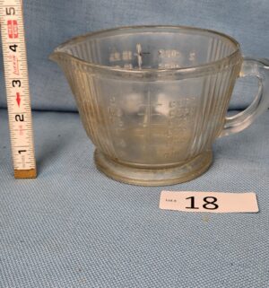 h18- vintage ribbed glass 2 cup measuring cup