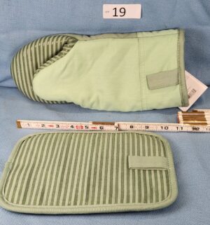 h19- Oven mitts by KitchenAid