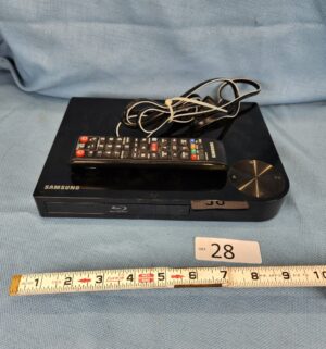 h28- Samsung Blu ray disc Player w/ remote