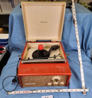 h48- Silvertone Model 1250 portable suitcase record player . Powers on and spins - Image 1