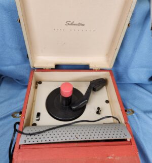 h48- Silvertone Model 1250 portable suitcase record player . Powers on and spins - Image 3