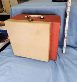 h48- Silvertone Model 1250 portable suitcase record player . Powers on and spins - Image 4