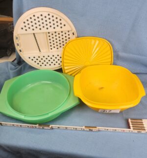 h67- vintage tupperware - Image 2