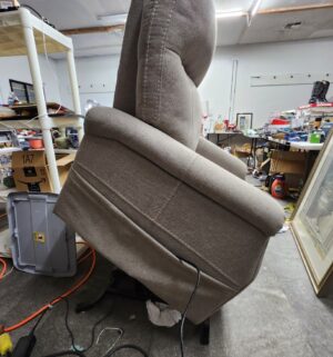 h163- Working Lift Chair w/ heat and massager. Fully Tested/works. Needs a moderate cleaning - Image 3