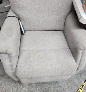 h163- Working Lift Chair w/ heat and massager. Fully Tested/works. Needs a moderate cleaning - Image 4