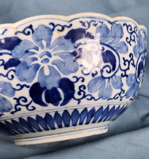 h173- antique Japanese Imari (Arita) blue and white porcelain bowl with a scalloped edge and floral design - Image 3