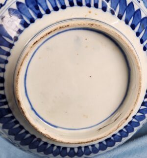 h173- antique Japanese Imari (Arita) blue and white porcelain bowl with a scalloped edge and floral design - Image 4