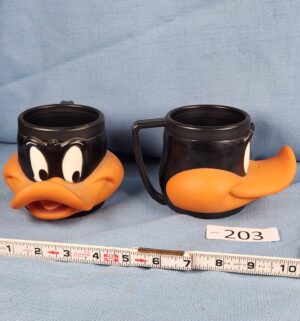 h203- vintage 1992 Warner Bros. Daffy Duck 3D plastic mugs