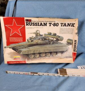 h237- Lindberg 1:35 scale Russian T-80 Tank plastic model kit - Image 1