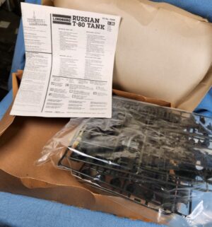 h237- Lindberg 1:35 scale Russian T-80 Tank plastic model kit - Image 2