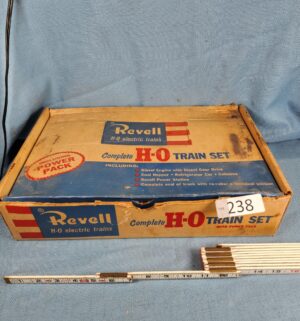 h238- Revell H-O Electric Complete Train Set w/ tracks - Image 1