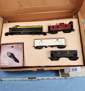 h238- Revell H-O Electric Complete Train Set w/ tracks - Image 2