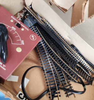 h238- Revell H-O Electric Complete Train Set w/ tracks - Image 3