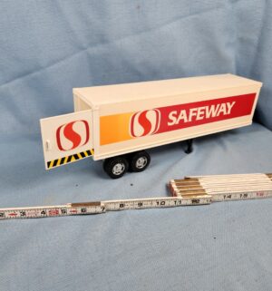 h265- vintage Safeway semi-truck and trailer toy - Image 4