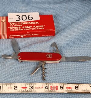 h306- Victorinox Swiss Army Knife w/ box