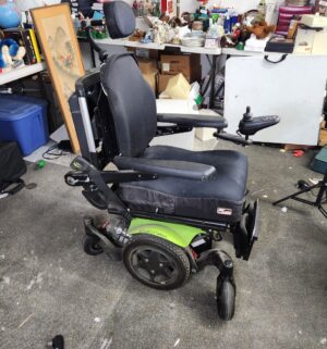 h338- Quickie Q300M Mini Power Chair. Fully Tested and Works. Battery is excellent condition
